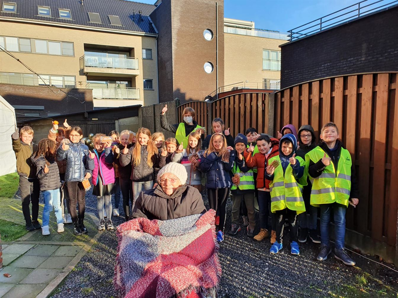 Leerlingen 4LC zingen voor een 100-jarige overgrootmoeder