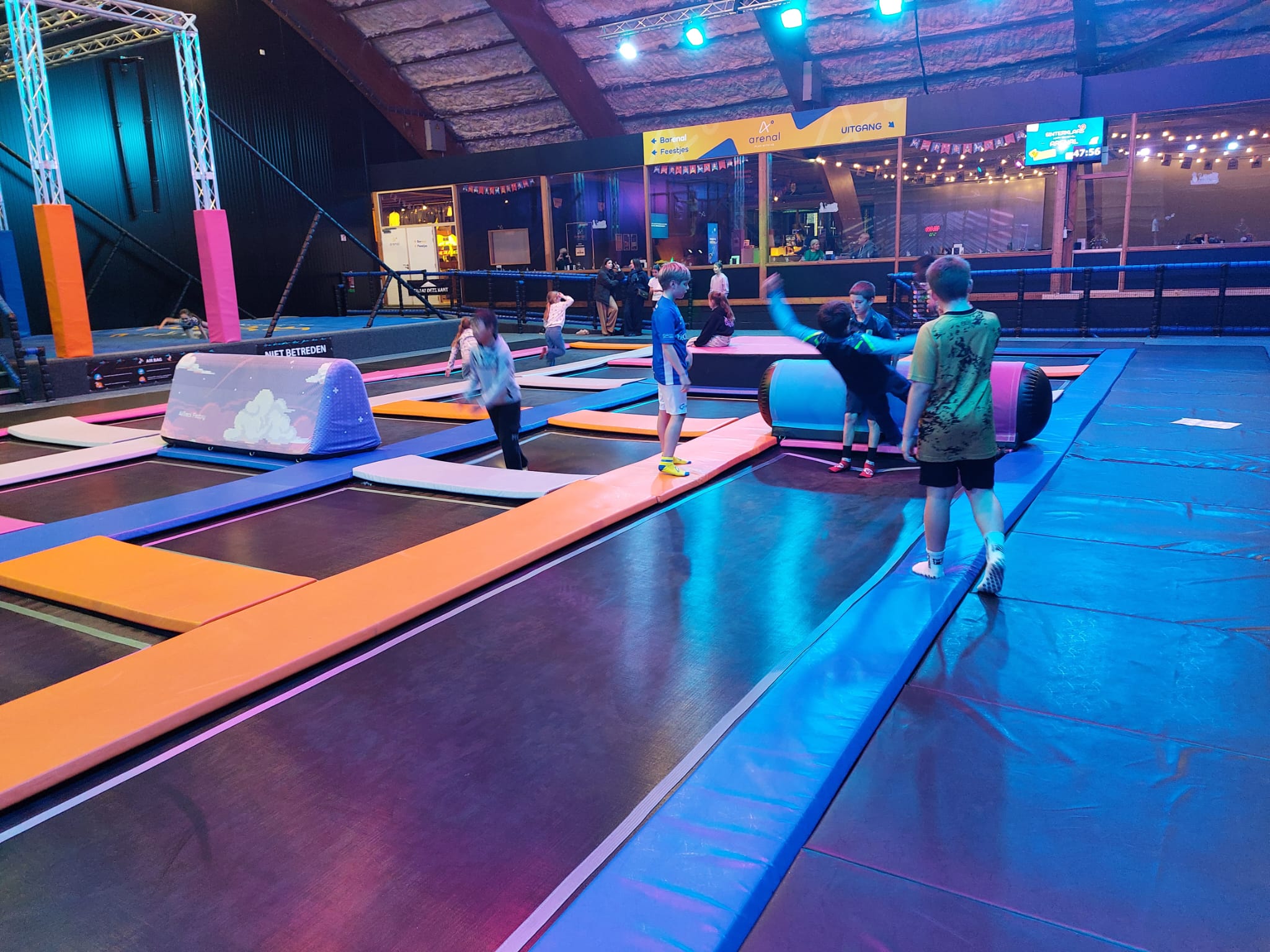 Kinderen springen in een trampolinepark. 