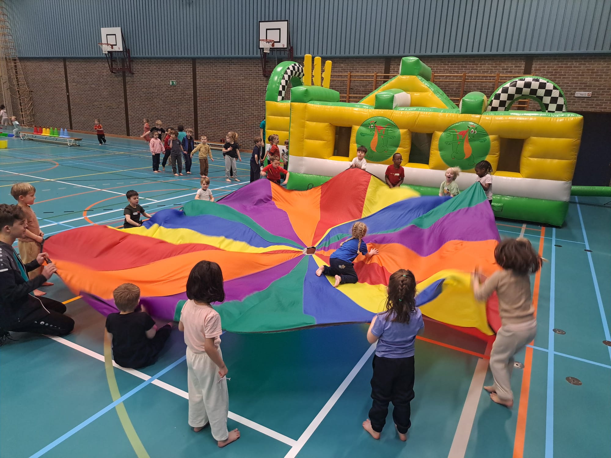 Kinderen spelen met een grote parachute