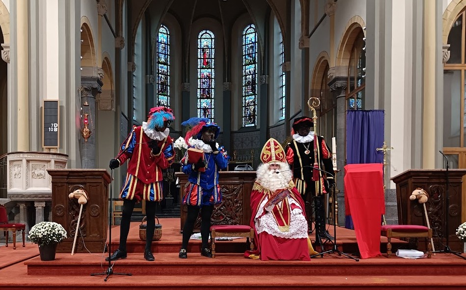 Sinterklaas en zwarte Pieten staan vooraan de kerk
