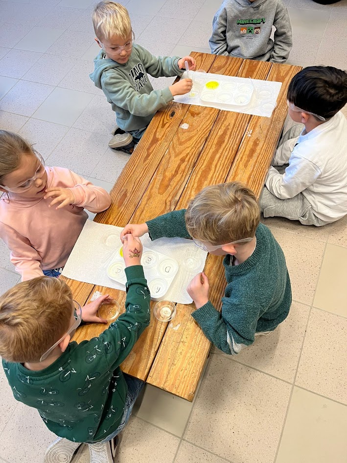 Kinderen voeren wetenschappelijke proefjes uit op slijm